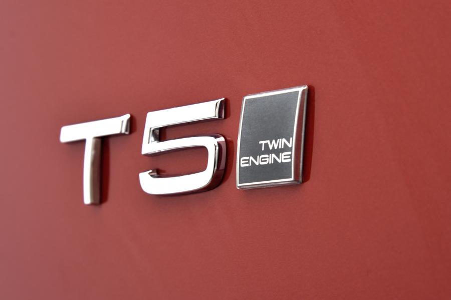 Логотип Volvo XC40 T5 Plug-in Hybrid 2019 года  (WW) (фото 17 из 24)